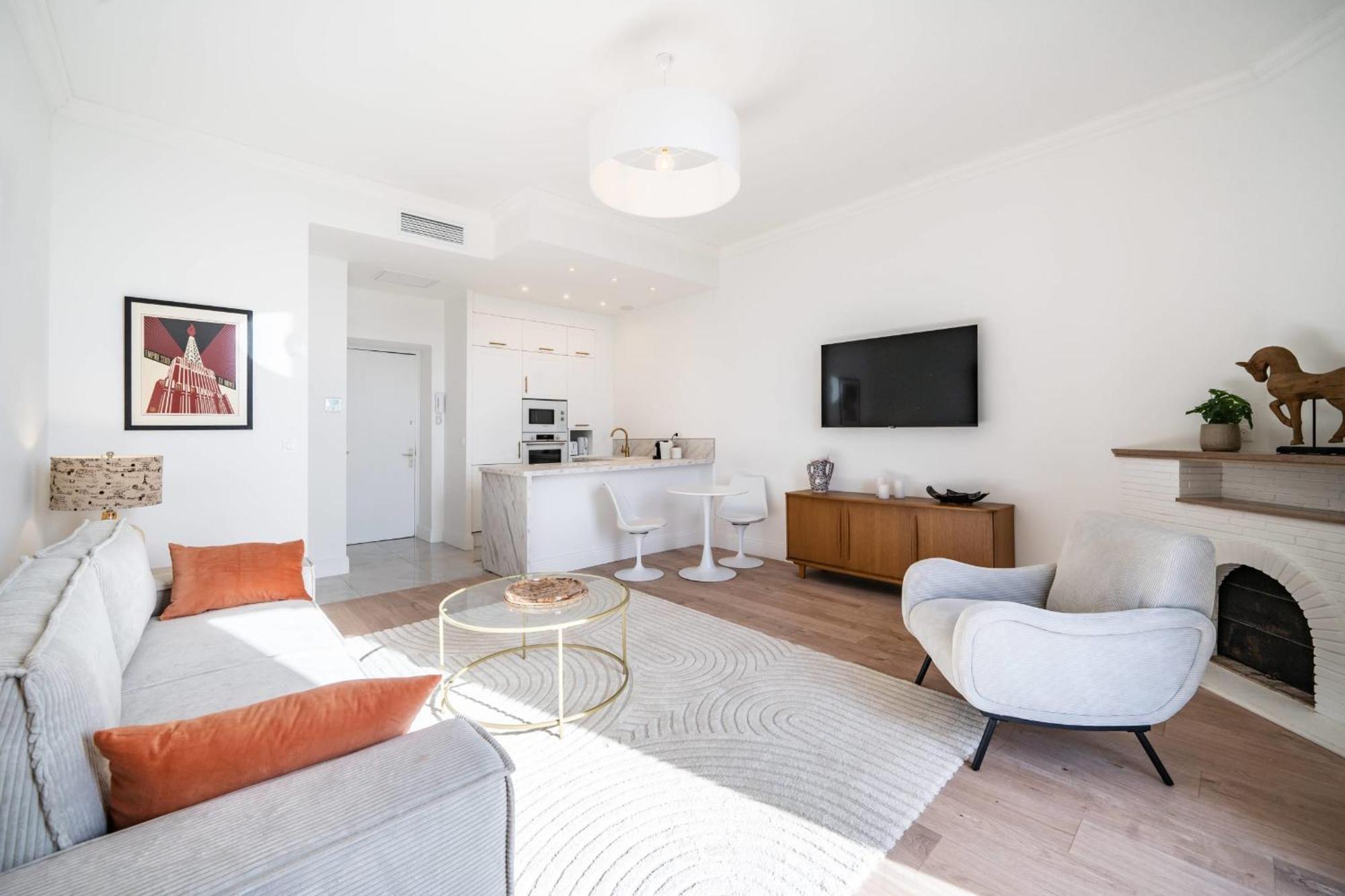 Sublime Fully Renovated One Bedroom With Sea View *