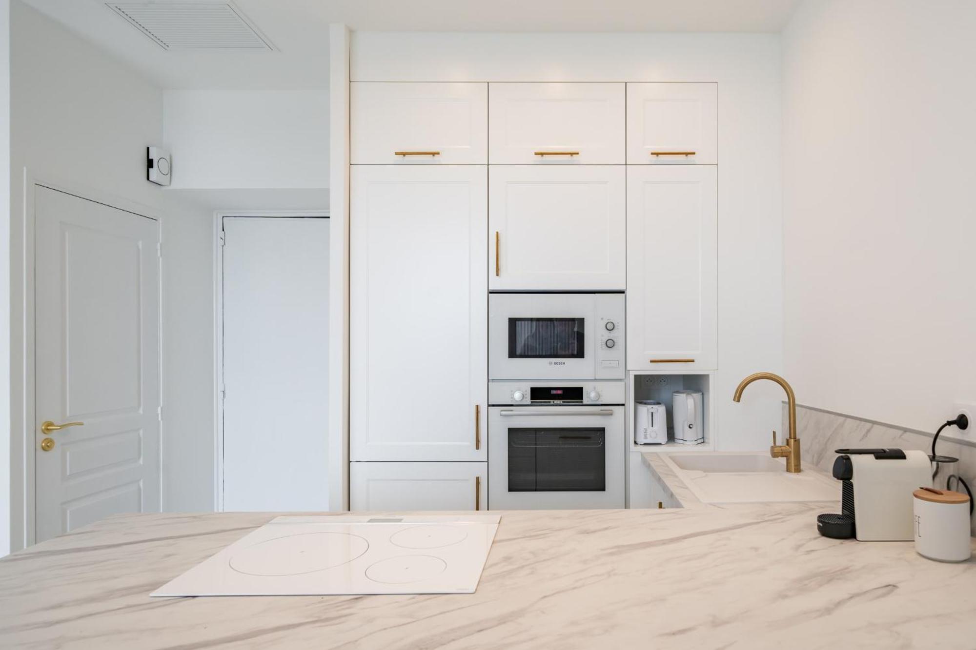 Sublime Fully Renovated One Bedroom With Sea View