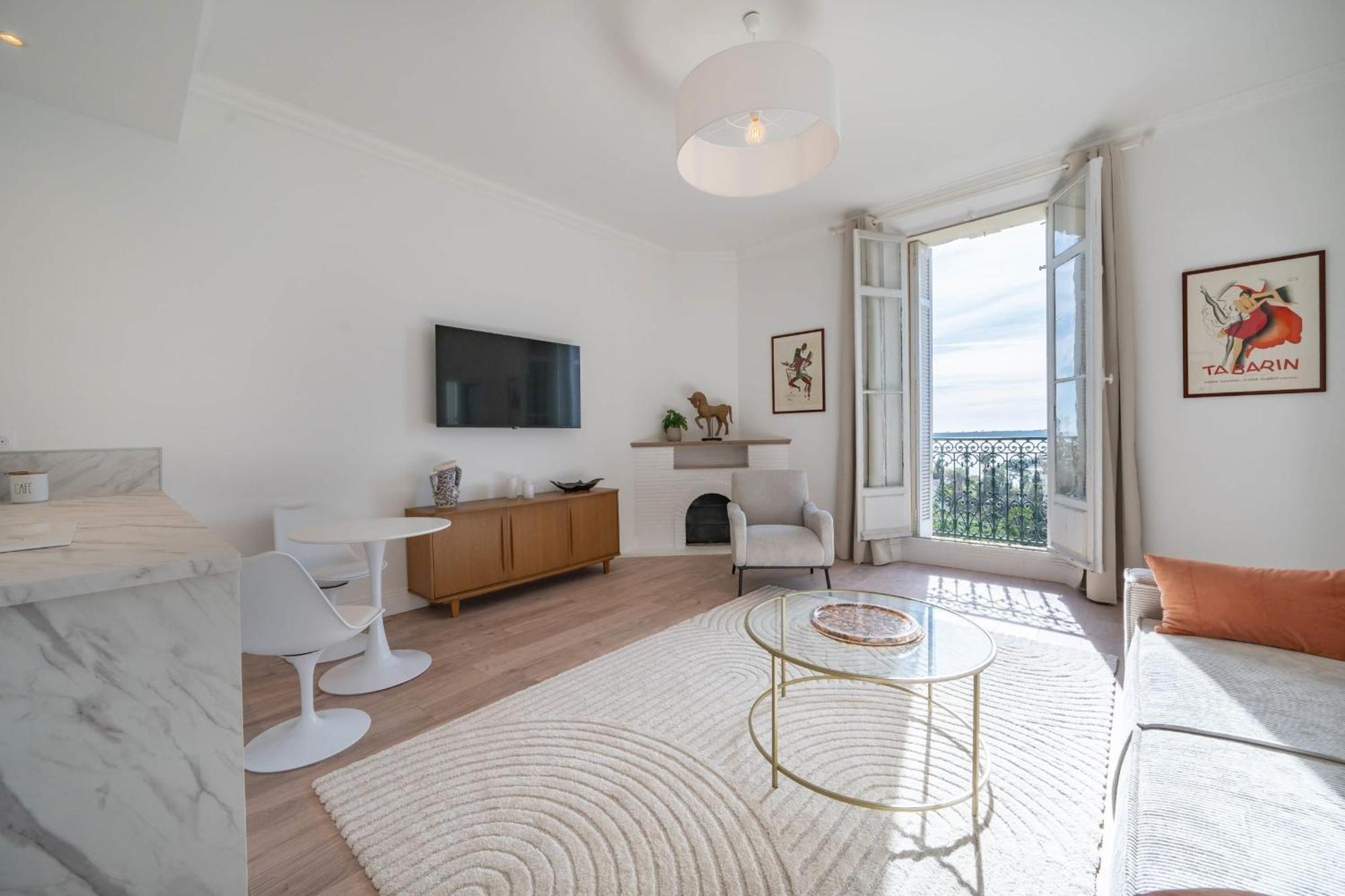 Sublime Fully Renovated One Bedroom With Sea View Appartement *
