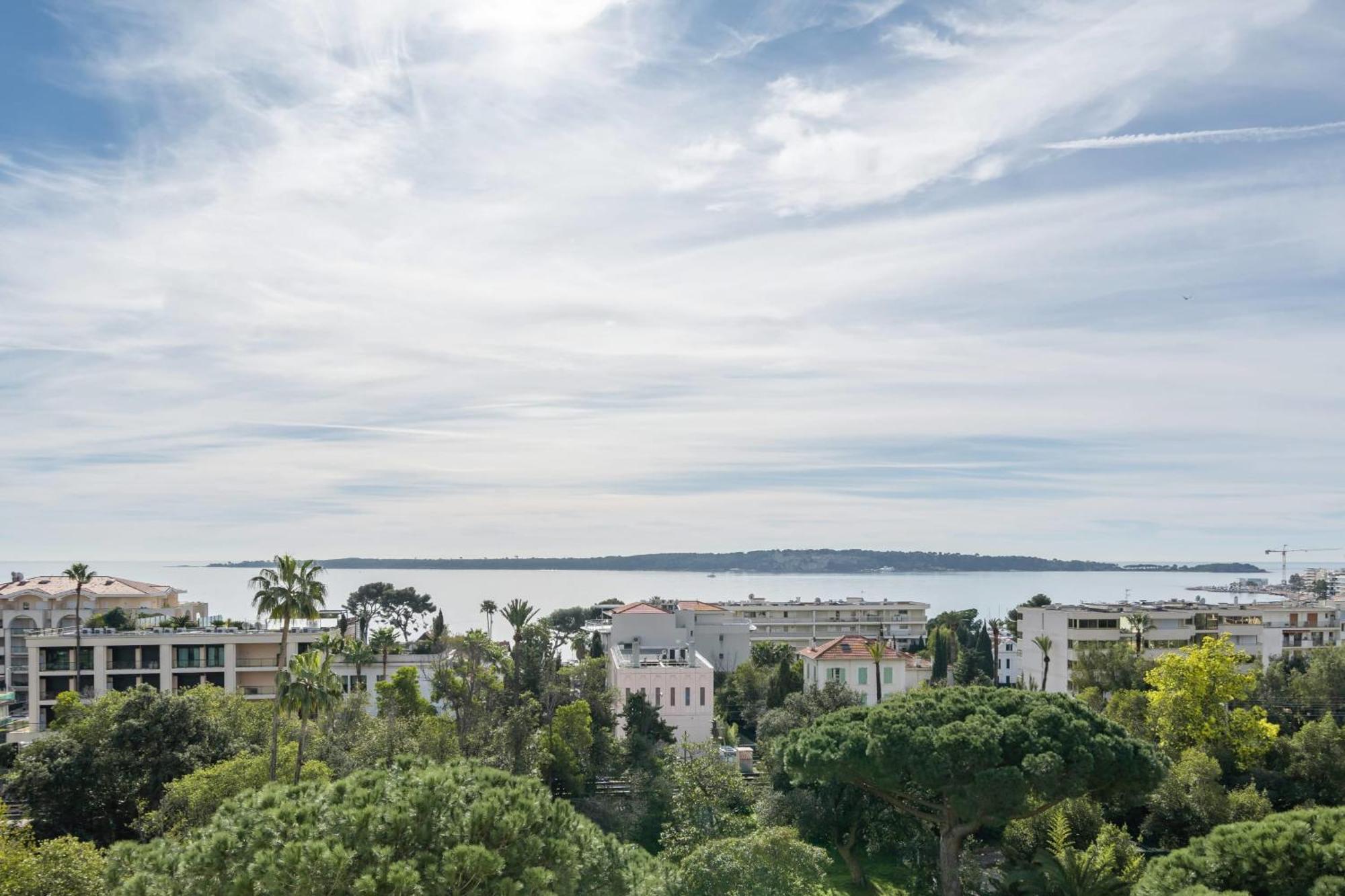 Sublime Fully Renovated One Bedroom With Sea View
