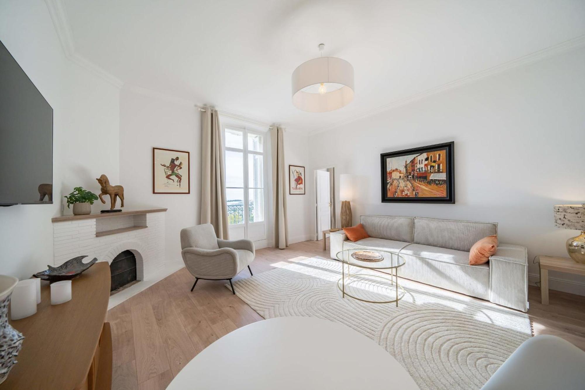 Sublime Fully Renovated One Bedroom With Sea View *