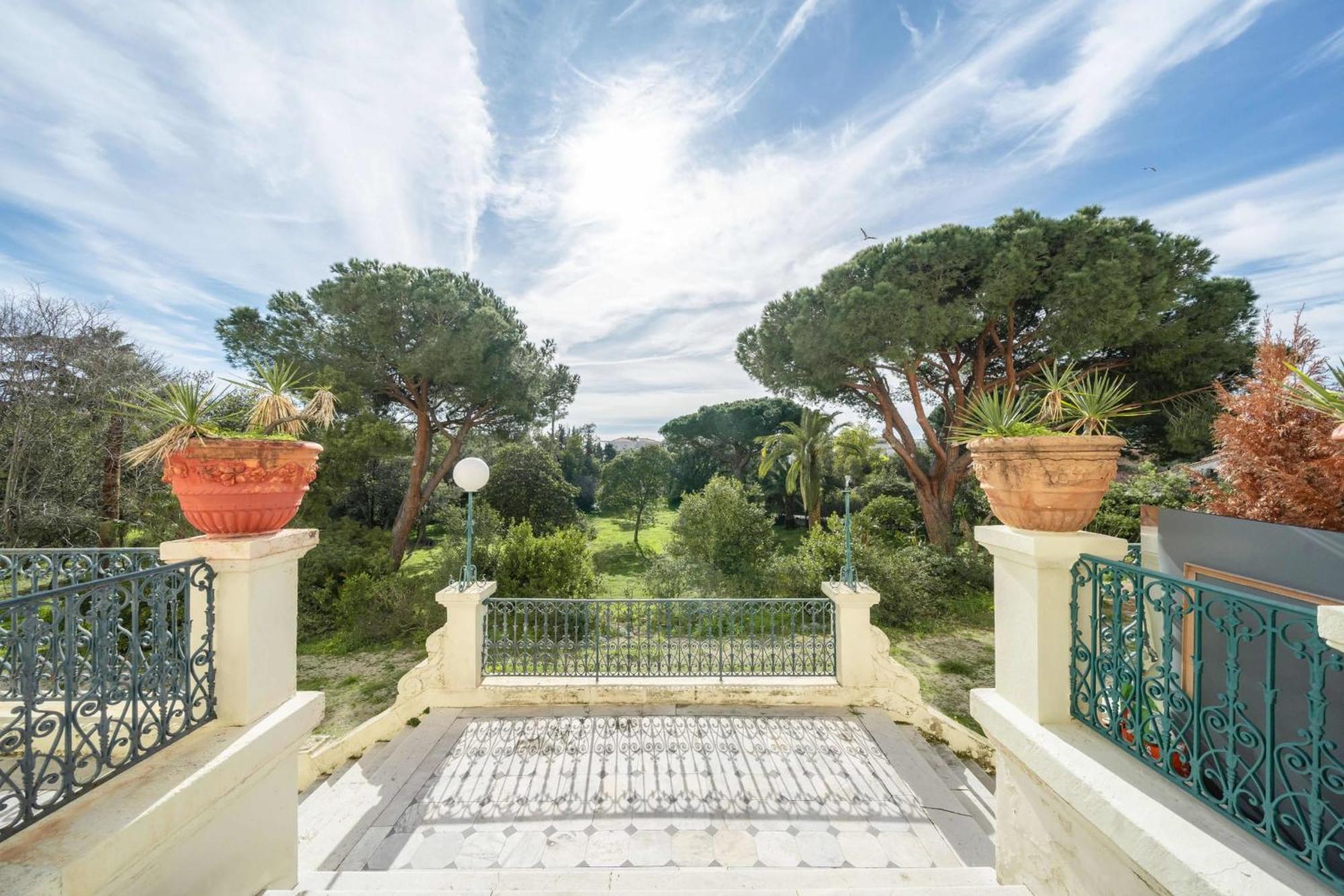Sublime Fully Renovated One Bedroom With Sea View